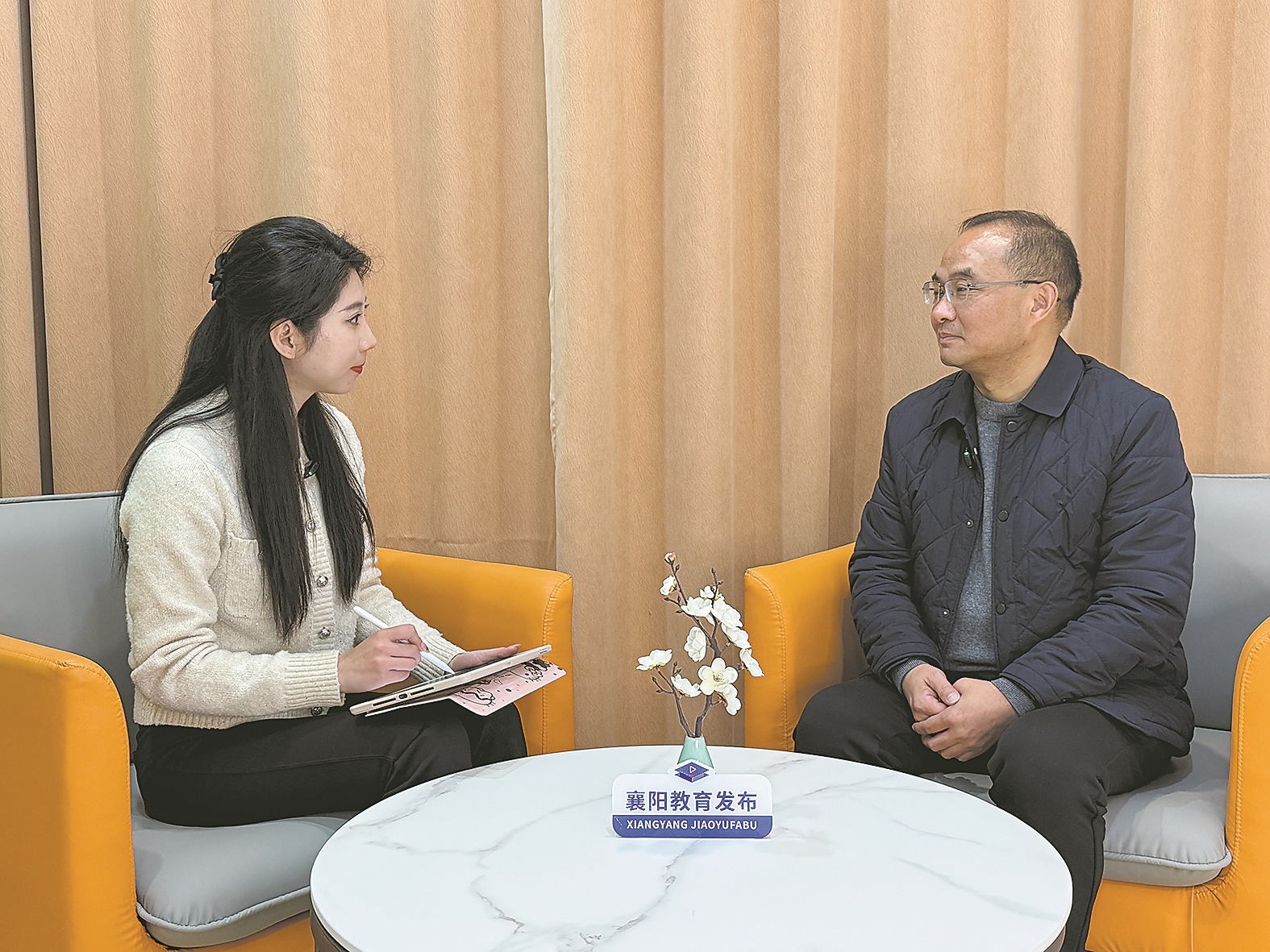 杨爱民接受采访。全媒体记者 余子威 摄