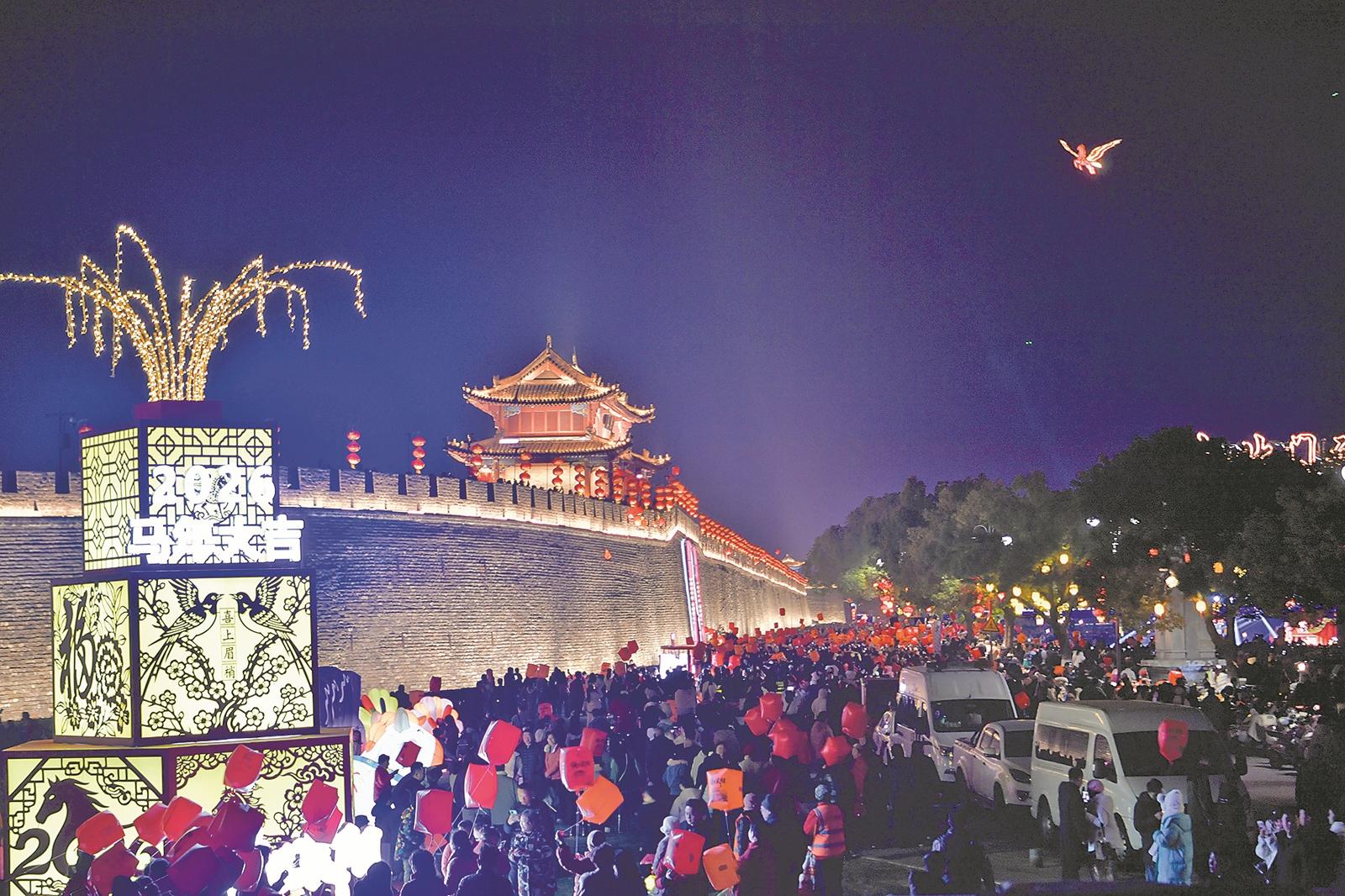 游客在襄阳古城游玩。全媒体首席记者 安富斌 摄