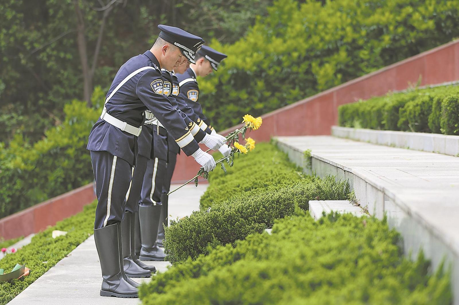 向英烈敬献鲜花。 通讯员 司世伟 摄