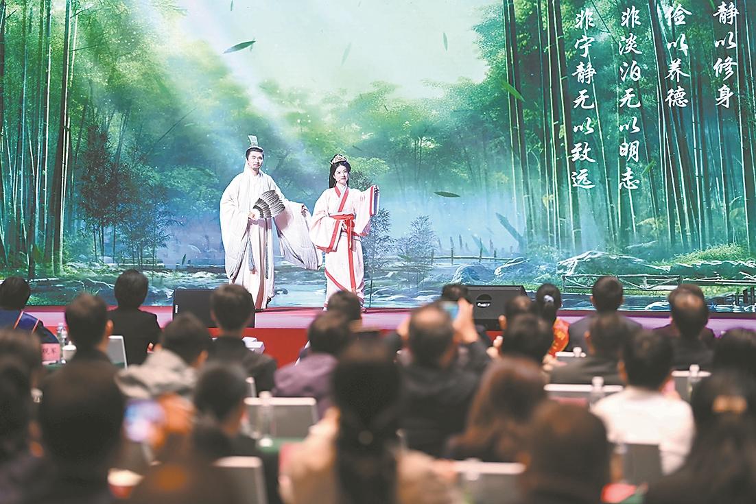 “诸葛亮”“黄月英”向与会人员推介“襄阳好风日”。 记者 谢勇 摄