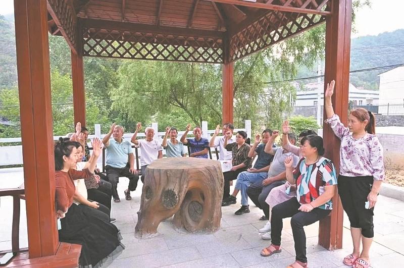 全家湾村村民在“同心亭”内表决集体事项。