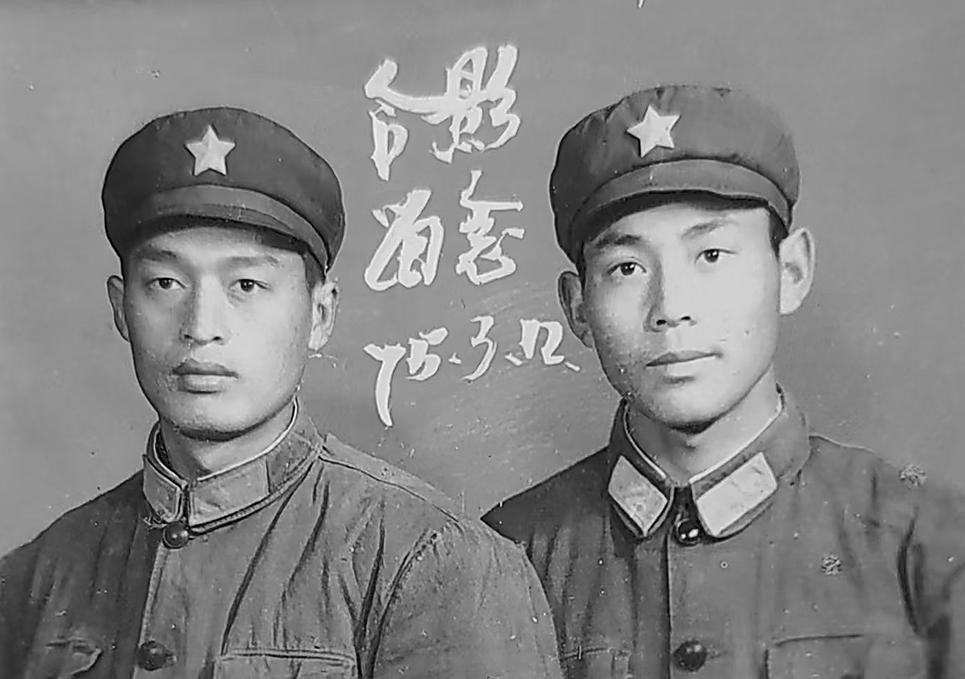 王志明(左)与王文会当年的合照(照片由王志明儿子提供)