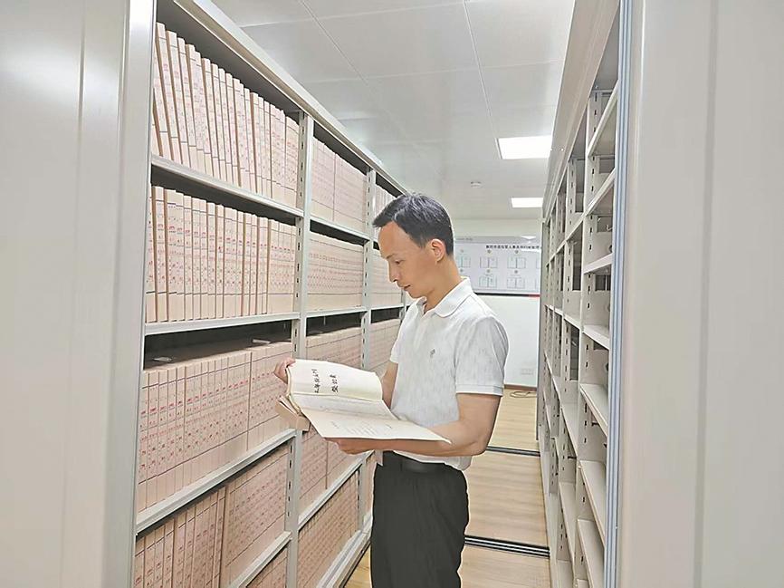 杨繁在查找老兵资料 记者徐勇 朱月皎 通讯员叶静 摄