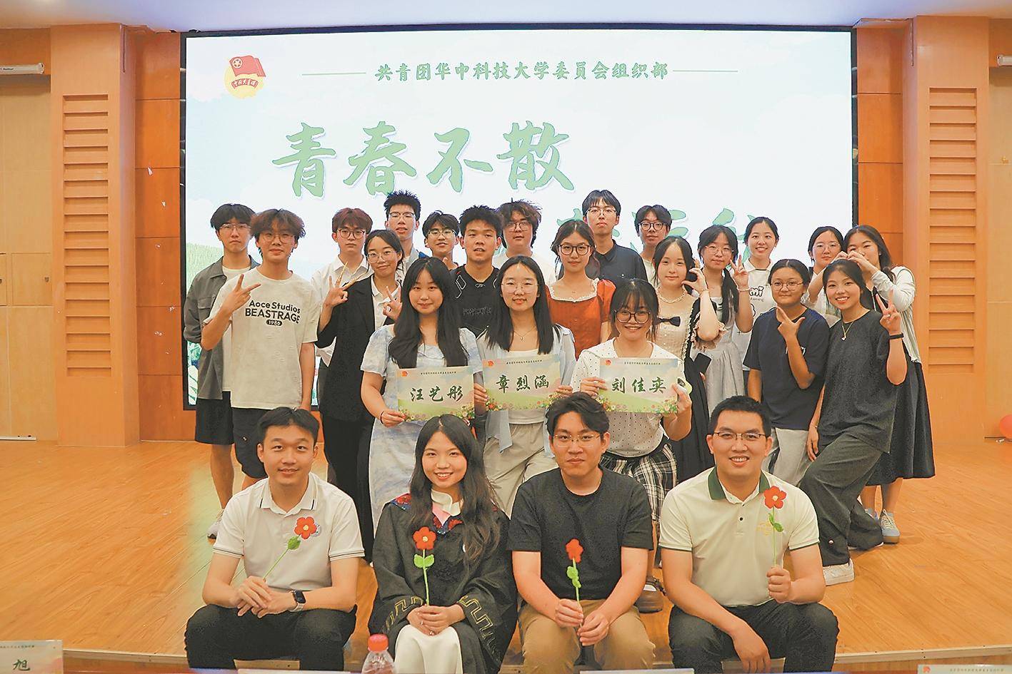 章烈涵(二排中)与同学合影(受访者供图)