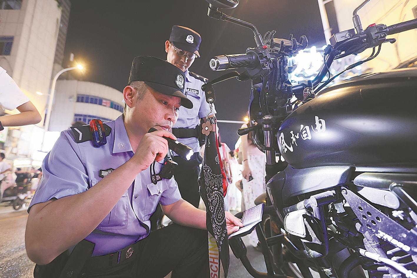 民警对车辆进行例行检查。通讯员 司世伟 摄