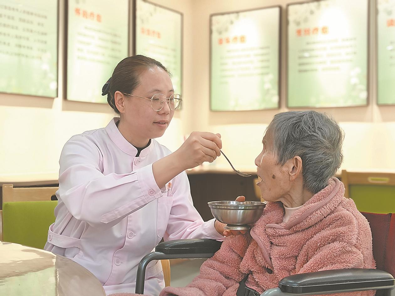 齐艳萍照料老人