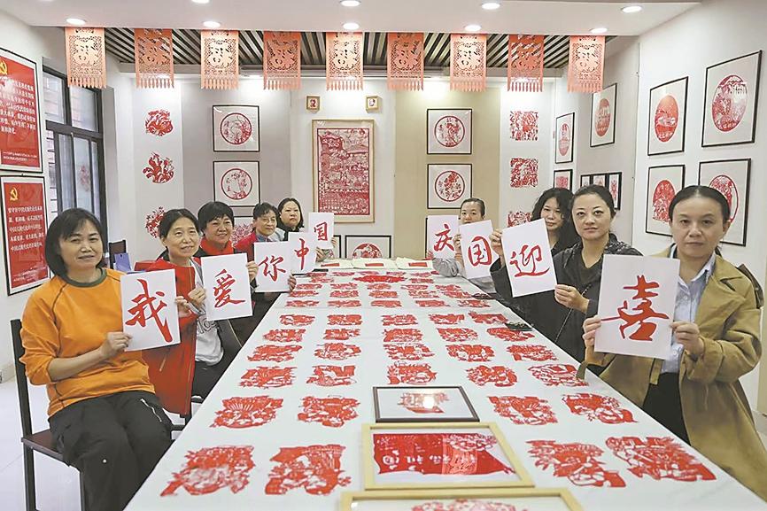 星火路社区居民剪纸。