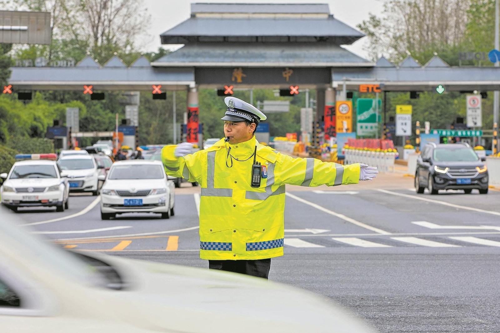 10月2日,市公安局交管支队交警一大队民警在隆中高速路口值守。记者 李旭晖 通讯员 贺傲然 摄